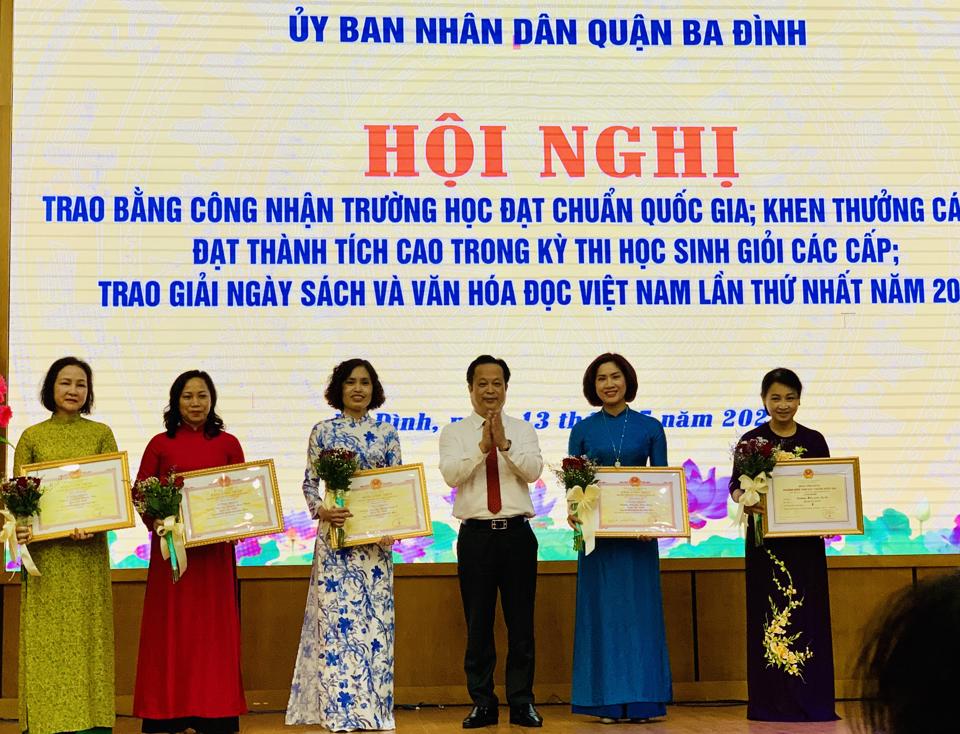 Hội nghị trao bằng công nhận trường học đạt chuẩn quốc gia; khen thưởng cá nhân đạt thành tích cao trong kỳ thi học sinh giỏi các cấp và trao giải Ngày Sách và Văn hóa đọc Việt Nam cấp quận lần thứ nhất năm 2022