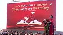 Học sinh trường TH Nguyễn Bá Ngọc nhận quà từ chương trình "Trao tặng yêu thương – Nâng bước em tới trường"
