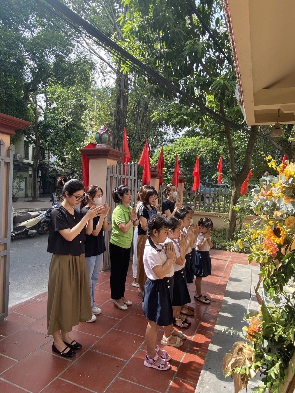 Trường Tiểu học Nguyễn Bá Ngọc dâng hoa, thắp nén nhang tri ân tại Đài tưởng niệm các anh hùng Liệt sĩ phường Cống Vị