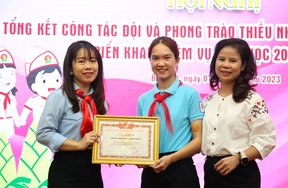 Liên đội trường TH Nguyễn Bá Ngọc nhận bằng khen của Thành đoàn Hà Nội năm học 2022-2023